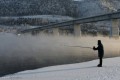 تصویر جالب ماهیگیری در یخ بندان سیبری